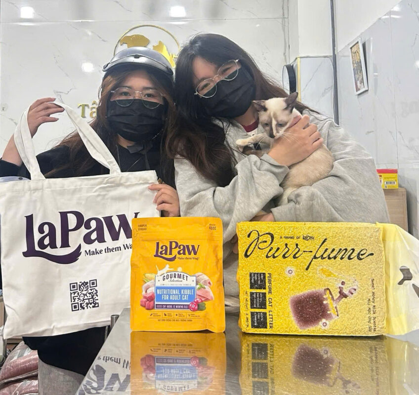 Lapaw tài trợ sản phẩm với các bạn nhận nuôi tại các trạm 