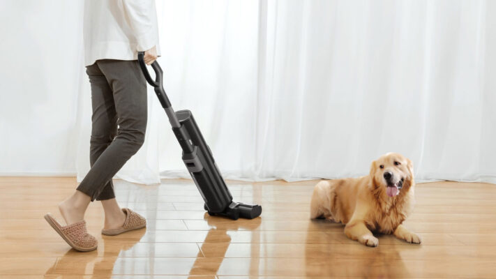 Bạn nên hút bụi và lau sàn thường xuyên để duy trì sự sạch sẽ, thơm tho