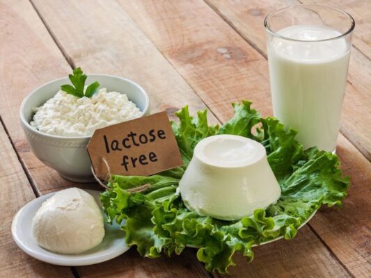Mèo uống sữa tươi không đường được không? Sữa tươi vẫn chứa lactose nên không phù hợp với hệ tiêu hóa của mèo.